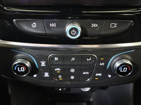 Used 2022 Chevrolet Traverse LT FWD image 26