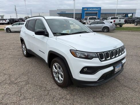Used 2025 Jeep Compass Latitude AWD/4WD image 2