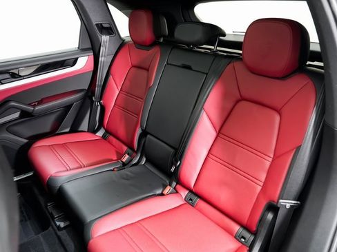 Used 2025 Porsche Cayenne image 27