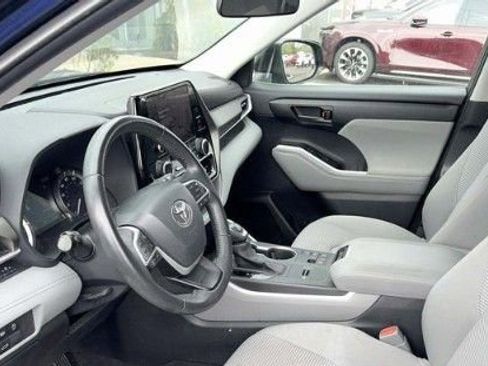 Used 2023 Toyota Highlander LE FWD image 6