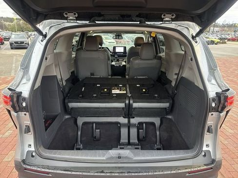 Used 2024 Toyota Sienna XLE image 27