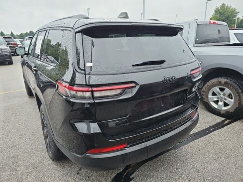 Used 2023 Jeep Grand Cherokee L Limited w/ Black Appearance Package AWD/4WD image 3