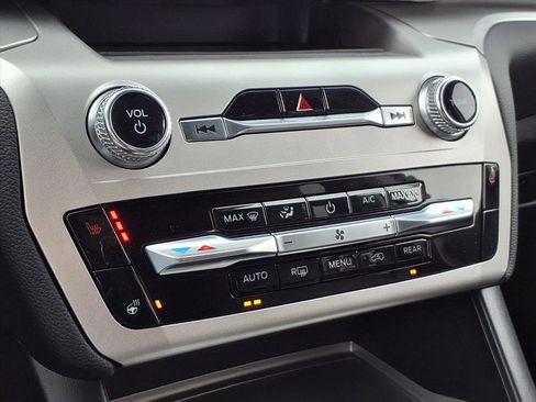 Used 2022 Ford Explorer XLT w/ Equipment Group 202A image 13