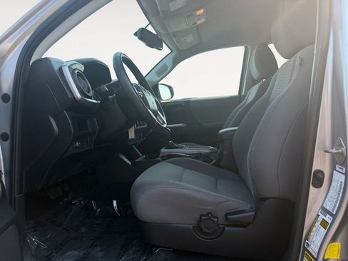 Used 2017 Toyota Tacoma SR5 w/ Tow Package AWD/4WD image 6
