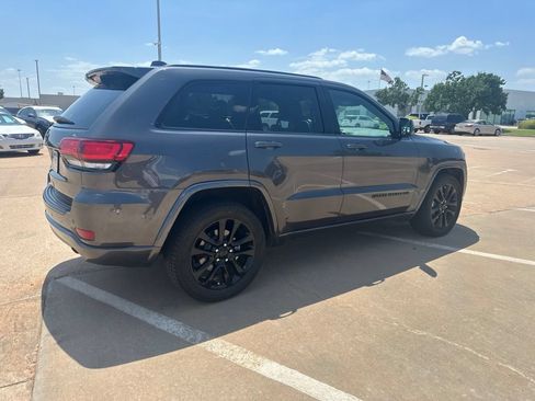 Used 2018 Jeep Grand Cherokee Altitude RWD image 3