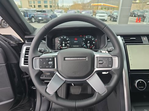 Certified 2025 Land Rover Discovery S image 32