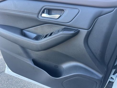 Used 2023 Nissan Rogue SV w/ SV Premium B Package image 4