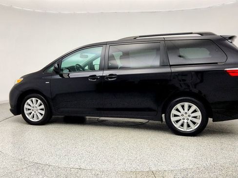 Used 2017 Toyota Sienna LE image 8