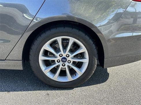 Used 2017 Ford Fusion SE w/ Fusion SE Technology Package image 20