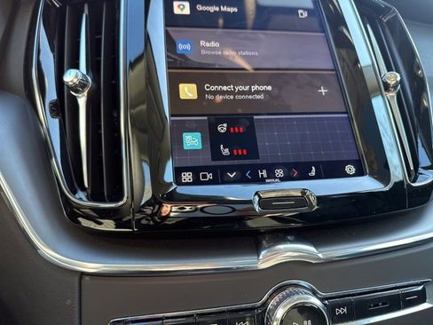 Certified 2025 Volvo XC60 B5 Core image 30