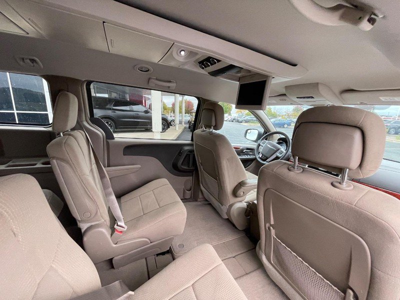 Used 2014 Chrysler Town & Country Touring FWD image 8