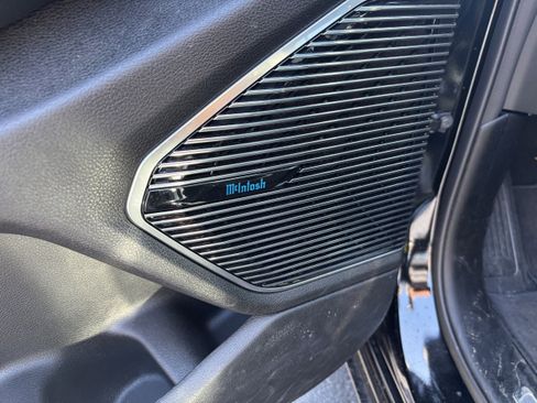 Used 2024 Jeep Grand Cherokee Overland w/ Luxury Tech Group IV image 9