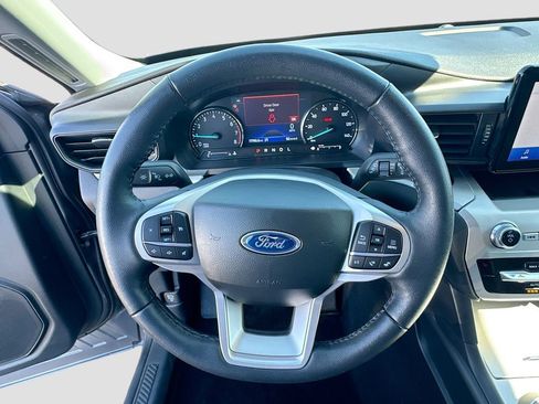 Used 2023 Ford Explorer XLT image 7