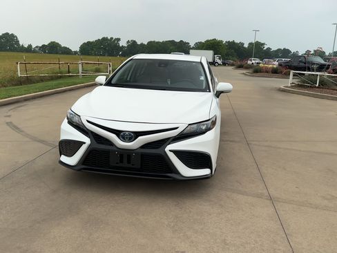 Used 2023 Toyota Camry SE image 3