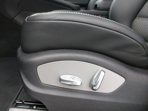 Certified 2026 Porsche Macan Turbo AWD/4WD image 31
