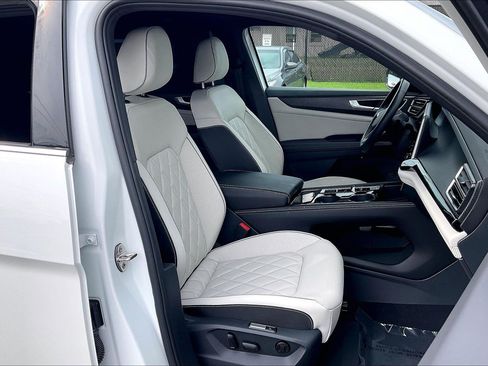 Used 2025 Volkswagen Atlas Cross Sport SEL Premium R-Line AWD/4WD image 9