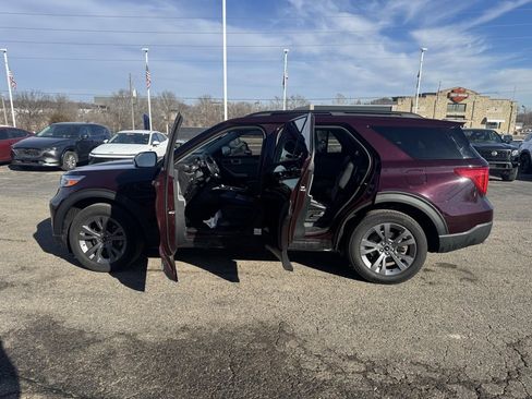 Used 2023 Ford Explorer XLT w/ Equipment Group 202A image 4