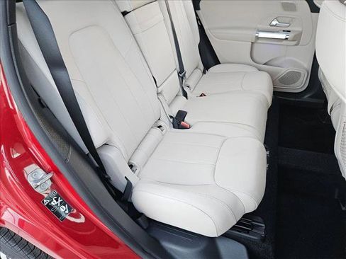 Used 2025 Mercedes-Benz GLB 250 4MATIC image 19