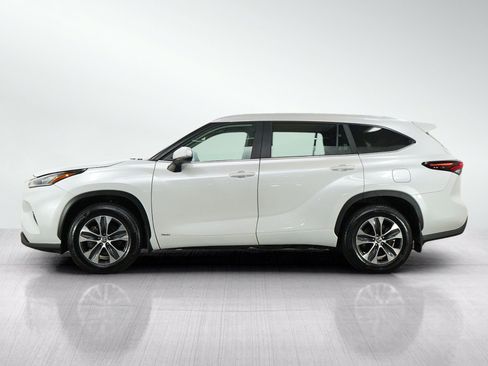 Used 2025 Toyota Highlander XLE AWD/4WD image 2