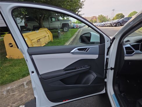 New 2025 Volkswagen Taos SE image 11