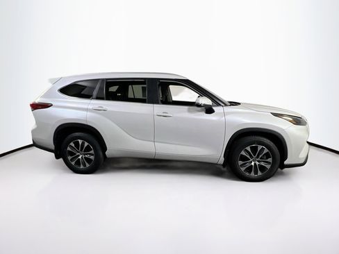 Used 2023 Toyota Highlander XLE image 4
