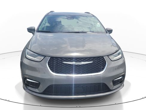 Used 2022 Chrysler Pacifica Touring-L FWD image 2