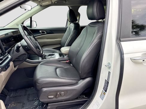 Used 2025 Kia Carnival FWD image 21
