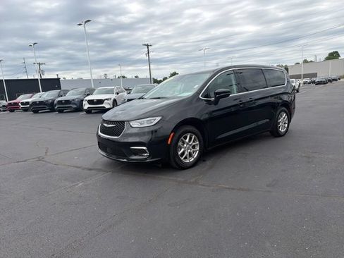 Used 2024 Chrysler Pacifica Touring-L FWD image 18