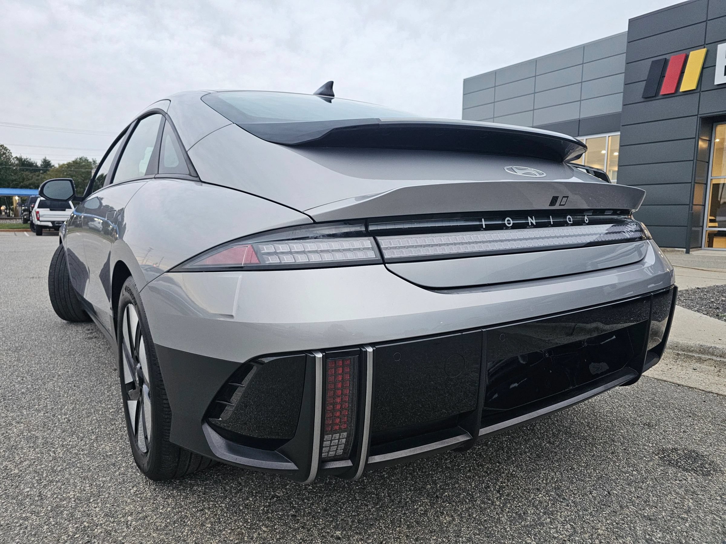 Used 2024 Hyundai Ioniq 6 SE RWD image 4