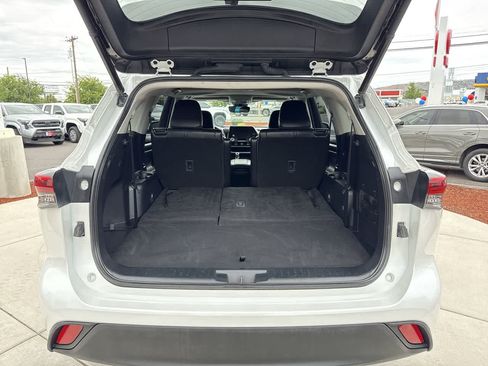 Used 2023 Toyota Highlander XLE AWD/4WD image 6