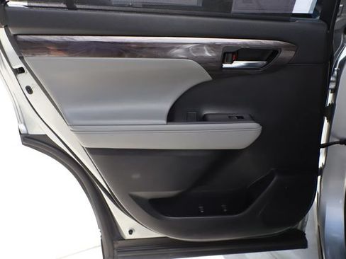 Used 2020 Toyota Highlander Limited FWD image 30