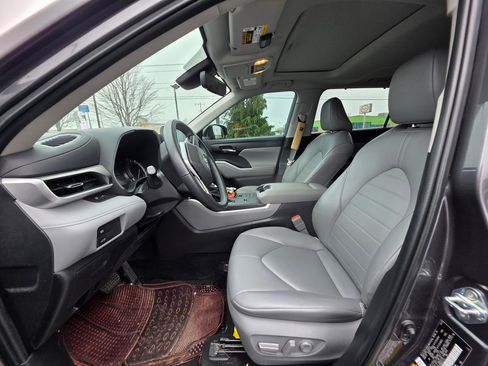 Used 2022 Toyota Highlander XLE image 10