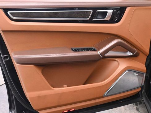 Used 2021 Porsche Cayenne Turbo w/ Premium Package Plus image 10