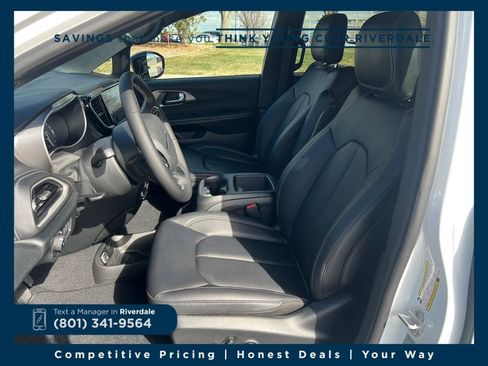 New 2026 Chrysler Pacifica Select image 9