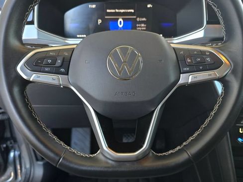 Used 2025 Volkswagen Taos SE FWD image 13