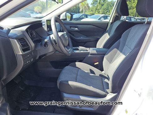 Used 2026 Nissan Rogue SV FWD image 3