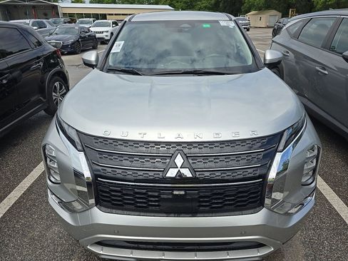 Used 2023 Mitsubishi Outlander SE FWD image 2