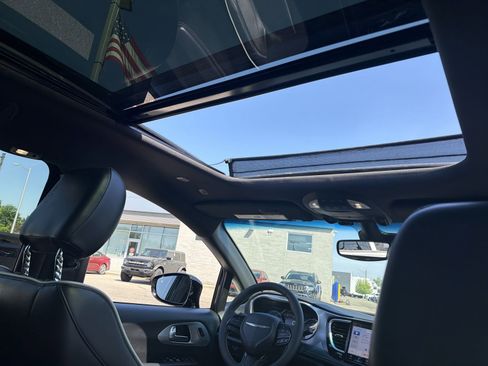 Used 2026 Chrysler Pacifica Limited w/ S Appearance Package FWD image 24