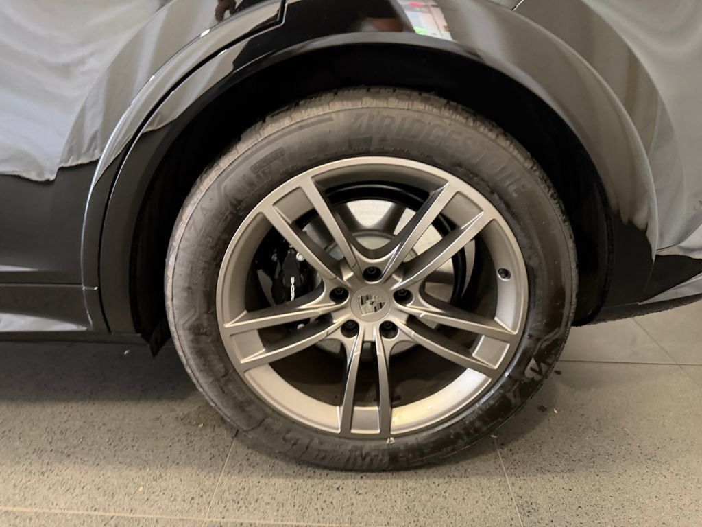 Certified 2025 Porsche Cayenne Turbo AWD/4WD image 11