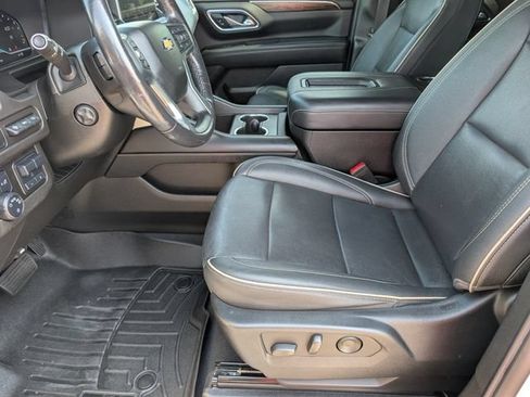 Used 2022 Chevrolet Suburban Premier w/ Premium Package RWD image 17