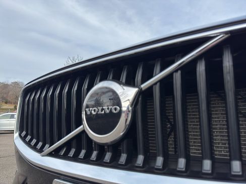 Certified 2022 Volvo XC60 B5 Momentum w/ Climate Package image 3