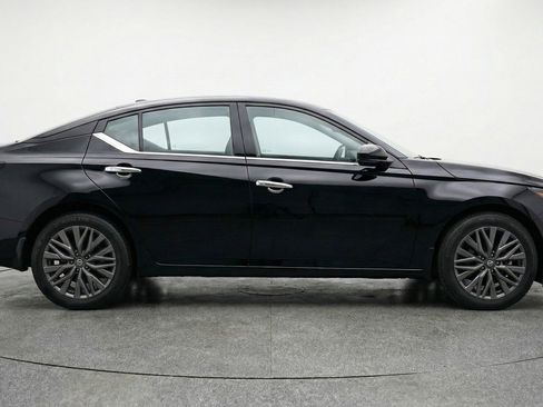 Used 2025 Nissan Altima 2.5 SV image 11