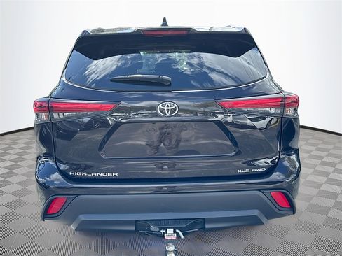 Used 2022 Toyota Highlander XLE image 6