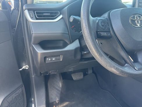 Used 2021 Toyota RAV4 LE image 8