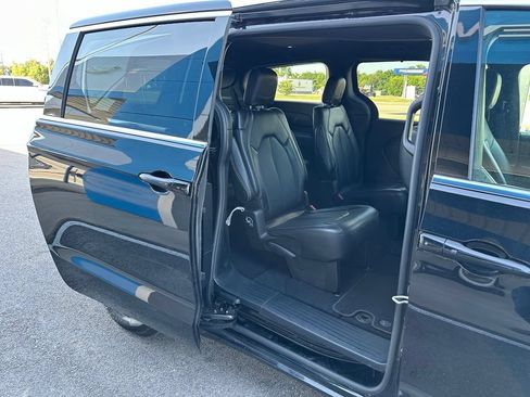 Used 2025 Chrysler Pacifica Select FWD image 9