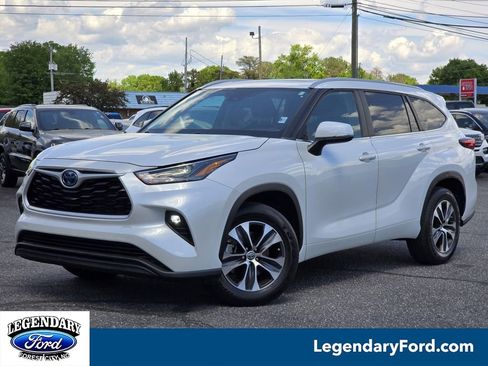 Used 2023 Toyota Highlander XLE FWD image 1