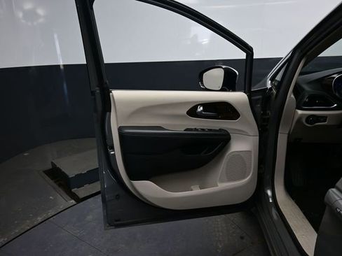 Used 2023 Chrysler Pacifica Limited image 11