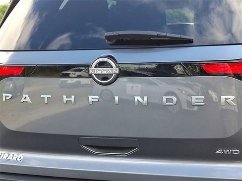 Used 2024 Nissan Pathfinder S image 29