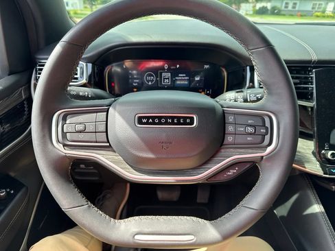 Used 2022 Jeep Wagoneer Series III w/ Convenience Group I AWD/4WD image 16