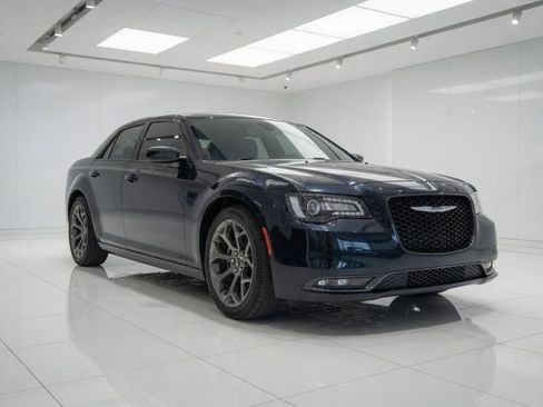Used 2017 Chrysler 300 S RWD image 2